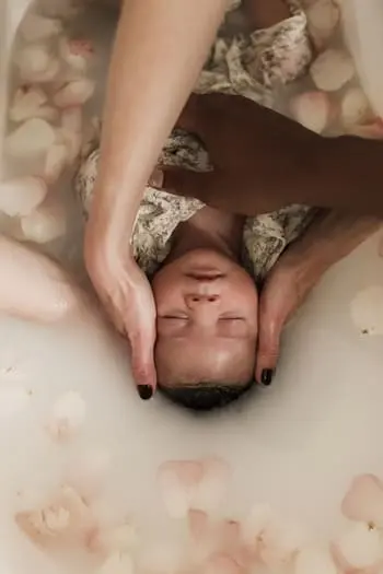 Bain-bebe-rituel-du-bain-sensoriel-paris-colombes