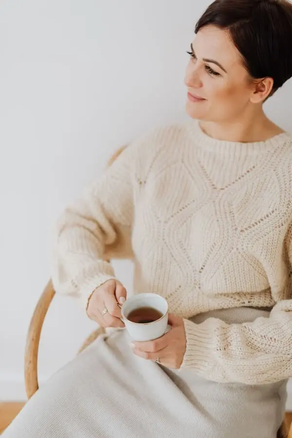 kaboompics_a-woman-in-a-warm-sweater-drinks-tea-10356